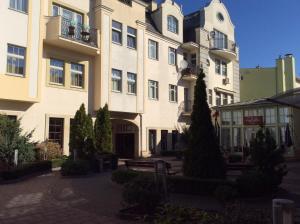 a large building with a bench in front of it at Apartamenty Klejnot Sopotu in Sopot