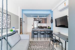 uma sala de estar com uma cozinha com mesa e cadeiras em Apartamentos próx a UFSC - SVE em Florianópolis