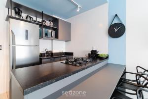 uma cozinha com um frigorífico e uma bancada em Apartamentos próx a UFSC - SVE em Florianópolis