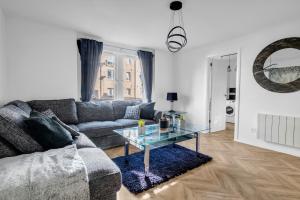 uma sala de estar com um sofá e uma mesa de vidro em Urban City Stay - SJA Stays - Luxury 2 Bed Apartment em Aberdeen