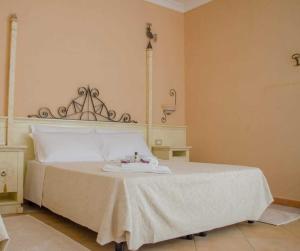um quarto com uma cama com uma bandeja em Hotel La Rosa dei Venti em Buggerru