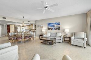 Caribe Resort Unit B603 في شاطئ أورانج: غرفة معيشة مع طاولة وغرفة طعام