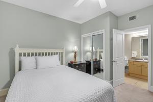 Postel nebo postele na pokoji v ubytování Caribe Resort Unit B603