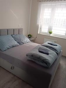 uma cama com duas almofadas num quarto em Apartament Zielony Zakątek Wrocław em Breslávia