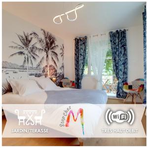 een kamer met een groot bed met een muurschildering van palmbomen bij Stop Chez M Select Garden # Qualité # Confort # Simplicité in Saint-Fons