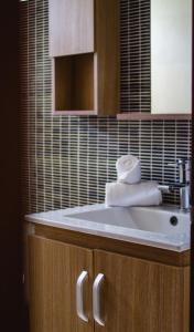 La salle de bains est pourvue d'un lavabo et de serviettes. dans l'établissement Posada Buena Vista Beach Club, à El Yaque