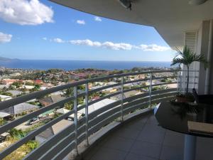 balcón con vistas al océano en Appartement de standing vue mer, en Schœlcher