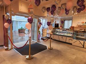 ein Zimmer mit Ballons und einer Theke mit Bäckerei in der Unterkunft HOTEL Schiff in Rastatt