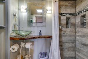 Ένα μπάνιο στο Pet-Friendly Lakehouse View Tower and Fire Pit! +34 φωτογραφίες