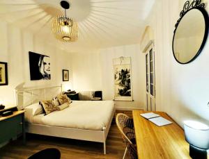 1 dormitorio con cama, mesa y espejo en Holibai, Viaxeiro, Apto tranquilo y moderno, en Baiona
