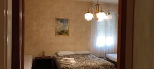 Pokój z łóżkiem, oknem i lustrem w obiekcie Affittacamere Pratello 97 w Bolonii