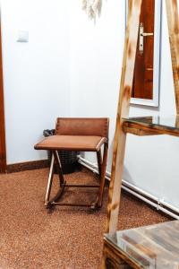 een bruine stoel in een kamer met een spiegel bij Casa Rosu in Cluj-Napoca
