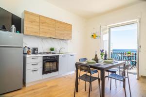 Dapur atau dapur kecil di Il Fronte Mare di Naxos Luxury Home