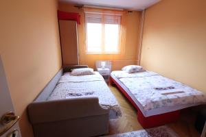 Postel nebo postele na pokoji v ubytování APARTMANI SARA