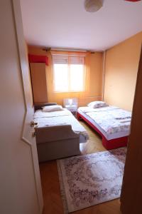 Postel nebo postele na pokoji v ubytování APARTMANI SARA