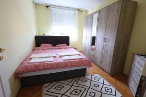 Postel nebo postele na pokoji v ubytování APARTMANI SARA