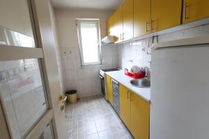 Kuchyň nebo kuchyňský kout v ubytování APARTMANI SARA