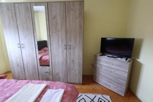 Postel nebo postele na pokoji v ubytování APARTMANI SARA