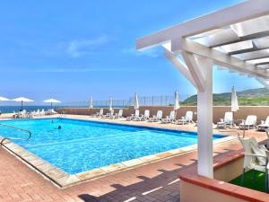 Bazén v ubytování La Perla A4 con piscina a 50 mt dal mare nebo v jeho okolí