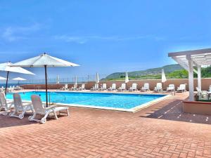 Bazén v ubytování La Perla A4 con piscina a 50 mt dal mare nebo v jeho okolí
