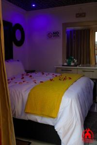 Un ou plusieurs lits dans un hébergement de l'établissement Dula Fela Guest House & Entertainment