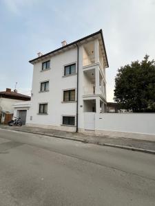 un edificio blanco al costado de una calle en Villa Arena - pool table, table tennis, darts & more, en Pula