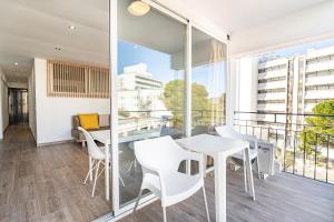 Zimmer mit einem Tisch und Stühlen sowie einem Balkon in der Unterkunft New Kensington Apartments - Econotels in Magaluf