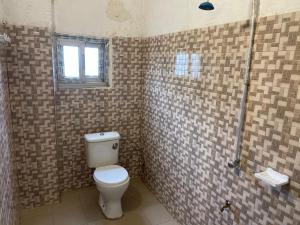 a bathroom with a toilet and a shower at Appartement Studio Damou in Bamako