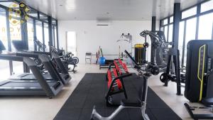 einen Fitnessraum mit Laufbändern und Cardio-Geräten in der Unterkunft Apartment Pollux Habibie 2BR 11th Floor By Royal Suites in Batam Center