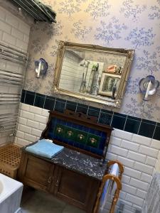 uma casa de banho com um lavatório e um espelho na parede em Very central 2 bedroom flat in World Heritage Site em Edimburgo