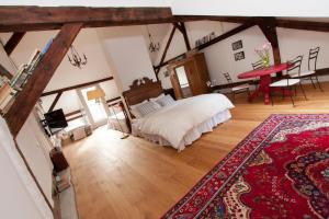 een slaapkamer met een bed en een rood tapijt bij Camino Home in Cluj-Napoca +118 foto's