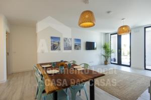comedor con mesa y sillas en Bluevillas Ribamar T1 by ACasaDasCasas - Apartment 1, en Ericeira