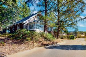 uma casa numa colina com uma estrada à frente dela em Captain John's Cannon Beach em Cannon Beach