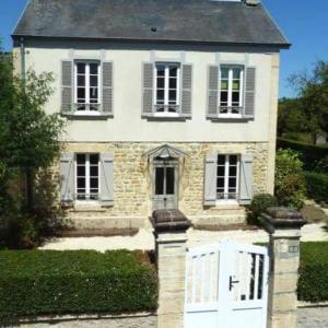 a large white house with a gate and a fence at La coquette de Val aux portes de Bayeux in Saint-Martin-des-Entrées