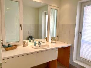 a bathroom with a sink and a mirror at Elegantes Haus - direkt am Domplatz - Vollausstattung - Garage in Erfurt +18 photos