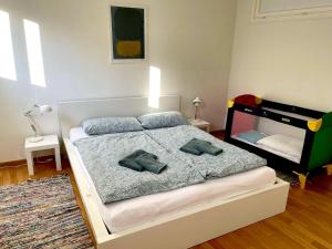 a bedroom with a bed with two towels on it at Elegantes Haus - direkt am Domplatz - Garage in Erfurt