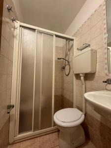 Koupelna v ubytování Hotel Caruso + 37 fotografií