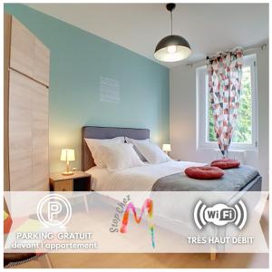 1 dormitorio con 1 cama con pared azul en Stop Chez M Select Street # Qualité # Confort # Simplicité, en Saint-Fons