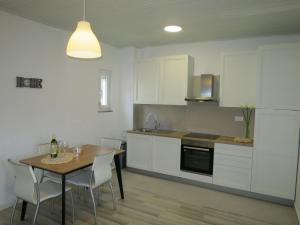 Kuchyňa alebo kuchynka v ubytovaní Holiday Home Matkovic by Interhome