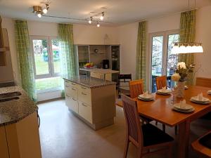 - une cuisine et une salle à manger avec une table et des chaises dans l'établissement Apartment Schmidt - VNN140 by Interhome, à Vandans