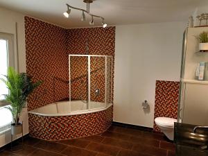 La salle de bains est pourvue d'une baignoire et de toilettes. dans l'établissement Apartment Schmidt - VNN140 by Interhome, à Vandans