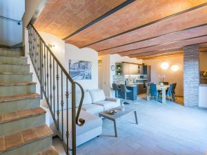 ein Wohnzimmer mit einer Treppe und einer Couch in der Unterkunft Holiday Home Casale L'Uliveta by Interhome in Canneto