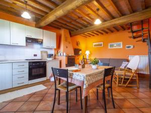 uma cozinha e sala de jantar com mesa e cadeiras em Holiday Home Belvedere - BLU101 by Interhome em Bagni di Lucca