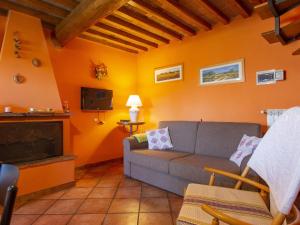 uma sala de estar com um sofá e uma lareira em Holiday Home Belvedere - BLU101 by Interhome em Bagni di Lucca