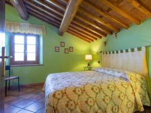 1 dormitorio con cama y ventana en Holiday Home Belvedere - BLU100 by Interhome, en Bagni di Lucca