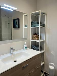 ein Bad mit einem Waschbecken und einem Spiegel in der Unterkunft Loft en Barcelona in Barcelona