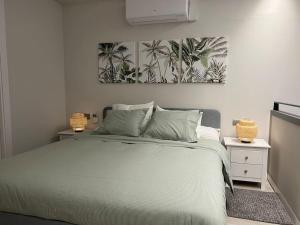 ein Schlafzimmer mit einem großen Bett mit zwei Bildern an der Wand in der Unterkunft Loft en Barcelona in Barcelona