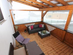balkon z kanapą i krzesłami. w obiekcie Apartment Gruber by Interhome w mieście Mühlen