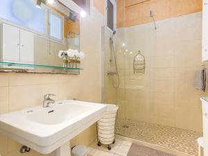 y baño con lavabo y ducha. en Apartment La Floride Promenade des Anglais by Interhome, en Niza