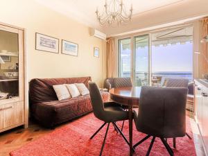 een woonkamer met een tafel en een bank bij Apartment La Floride Promenade des Anglais by Interhome in Nice